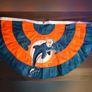 Miami Dolphins bunt Flags